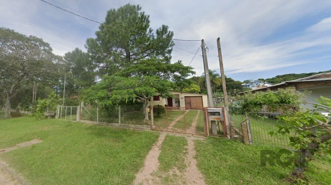 Dois quartos, 01 banheiro, 01 sala de star, 01 sala de jantar, cozinha, 01 garagem para três carros com churrasqueira.