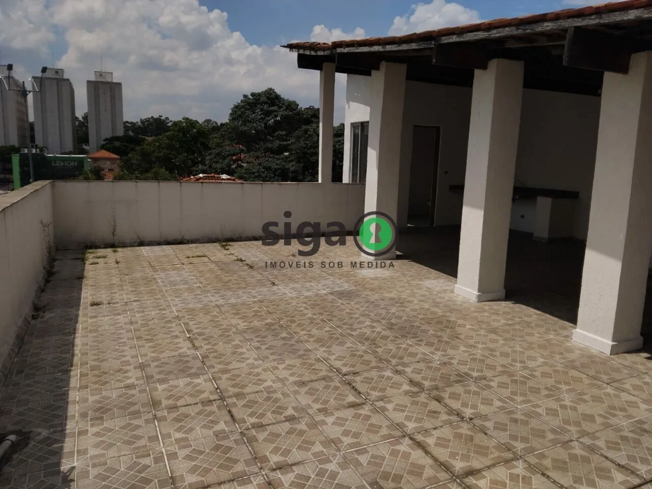 Imagem Sobrado com 4 suítes, terraço gourmet e garagem para 4 carros.