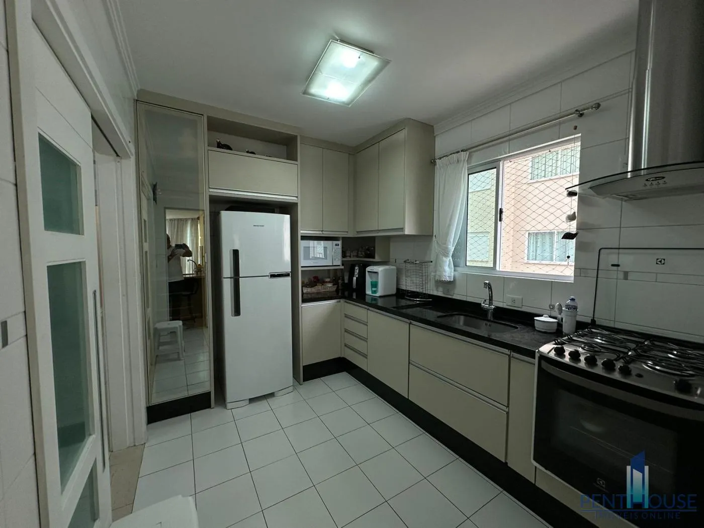 Imagem Apartamento Zona Central para Venda em Balneário Camboriú, CENTRO, 3 dormitórios, 3 suítes, 4 banheiros, 2 vagas