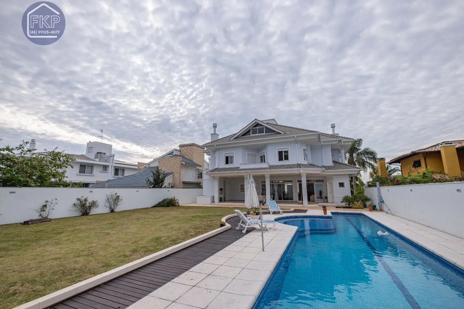 Imagem Casa com 5 dormitórios e 4 vagas!