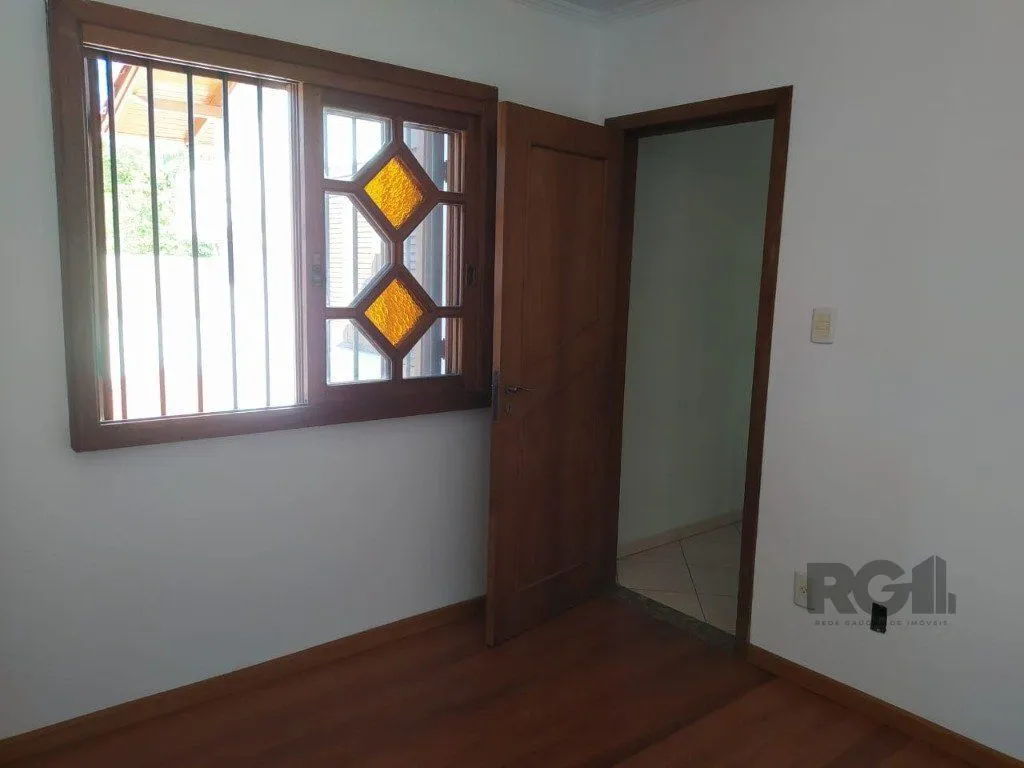 Imagem Casa 234m² - 3 dormitórios, 1 suíte e vaga para 6 carros no Jardim São Pedro