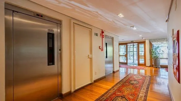 Imagem Vende-se apartamento com 2 quartos( 1 suíte), 96m², sacada e 2 vagas - Mont Serrat