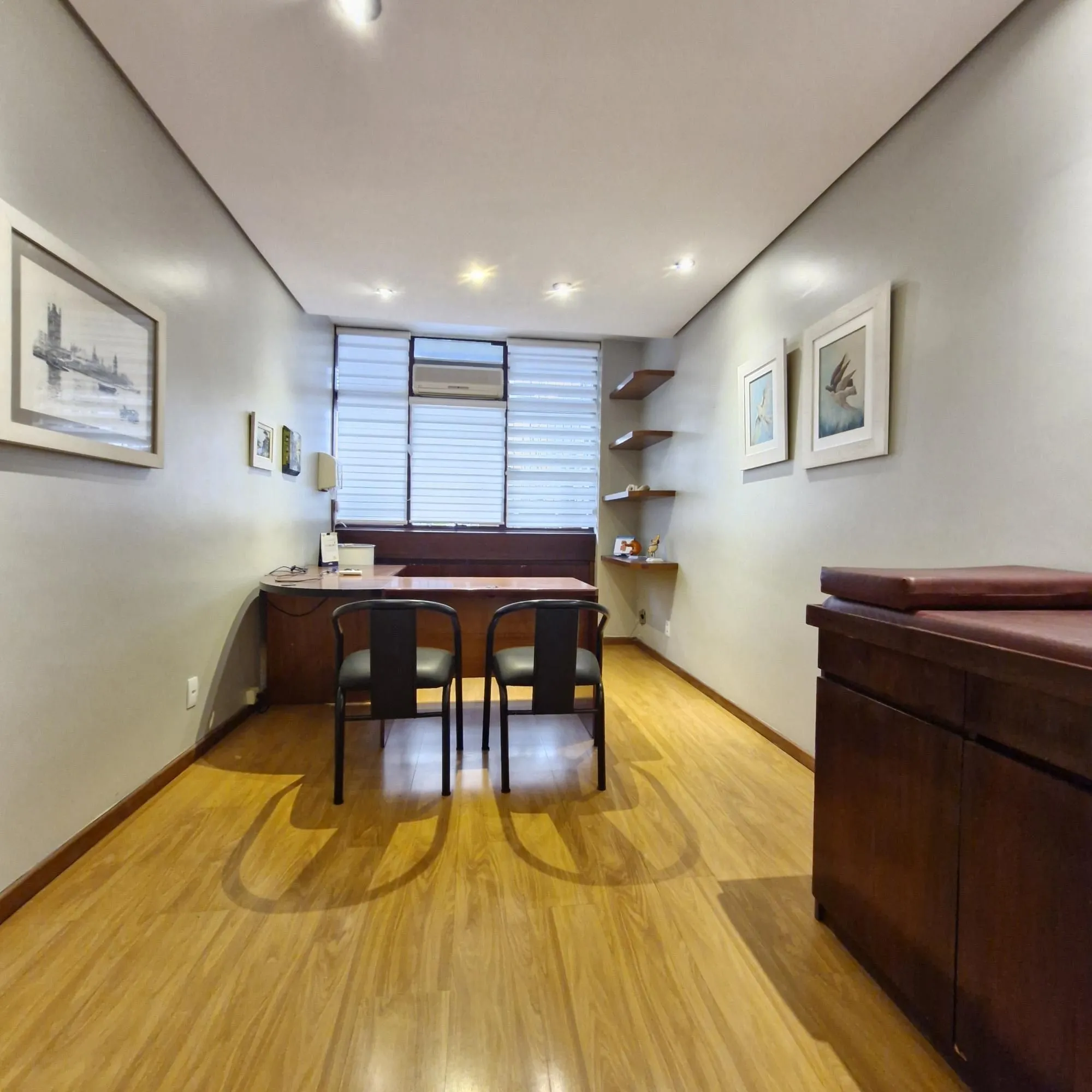 Imagem Excelente sala comercial na Rua Cel. Bordini, Auxiliadora, Porto Alegre.