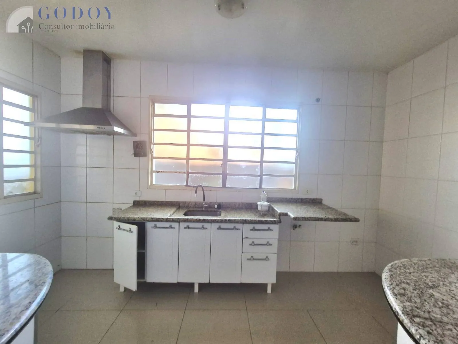 Imagem Casa à venda 3 Quartos, 3 Suites, 4 Vagas, 1086.2M², Condomínio Village Paineiras, Pindamonhangaba - SP
