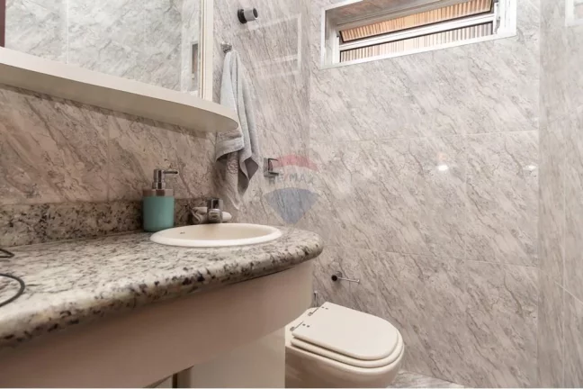 Imagem Casa bem localizada no bairro Vila Marari com 3 dormitórios, 1 suíte, 4 banheiros,2 vagas