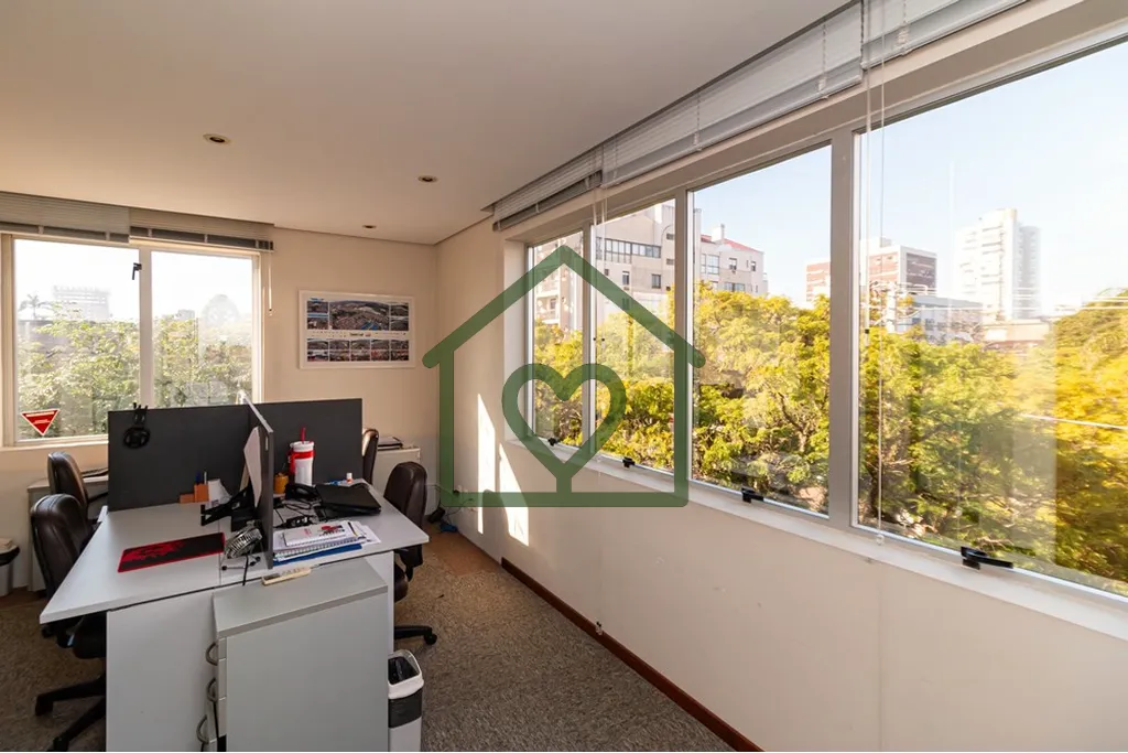 Imagem Excelente oportunidade de sala comercial mobiliada no polo jurídico! Ocupa todo o 4º andar, com 12...