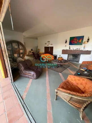Imagem Casa ampla, térrea, 3 dormitórios sendo 2 suítes, sala para 2 ambientes com lareira, lavabo, cozinha, área de serviço, despensa