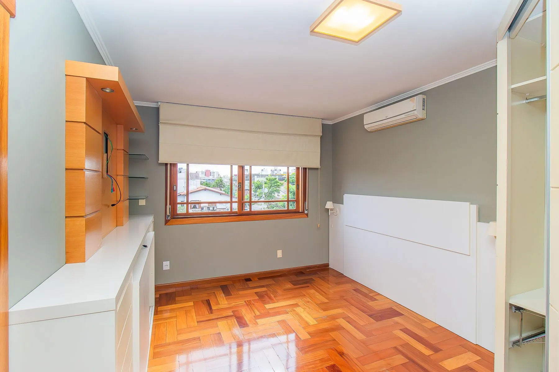 Imagem Apartamento semi mobiliado, impecável, com 126m² privativo.
