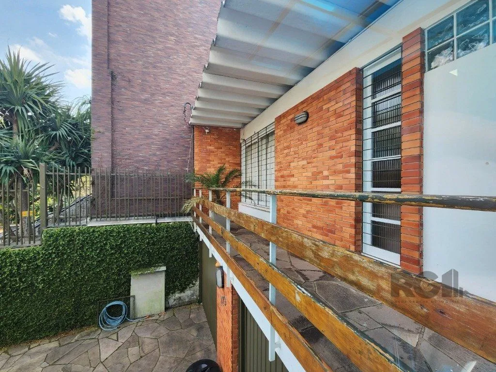 Imagem Vende-se excelente cada 3 quartos com suíte, 4 vagas, anexo comn salão de festas, podendo ser usada para fins comerciais - 255m² - Chácara das Pedras