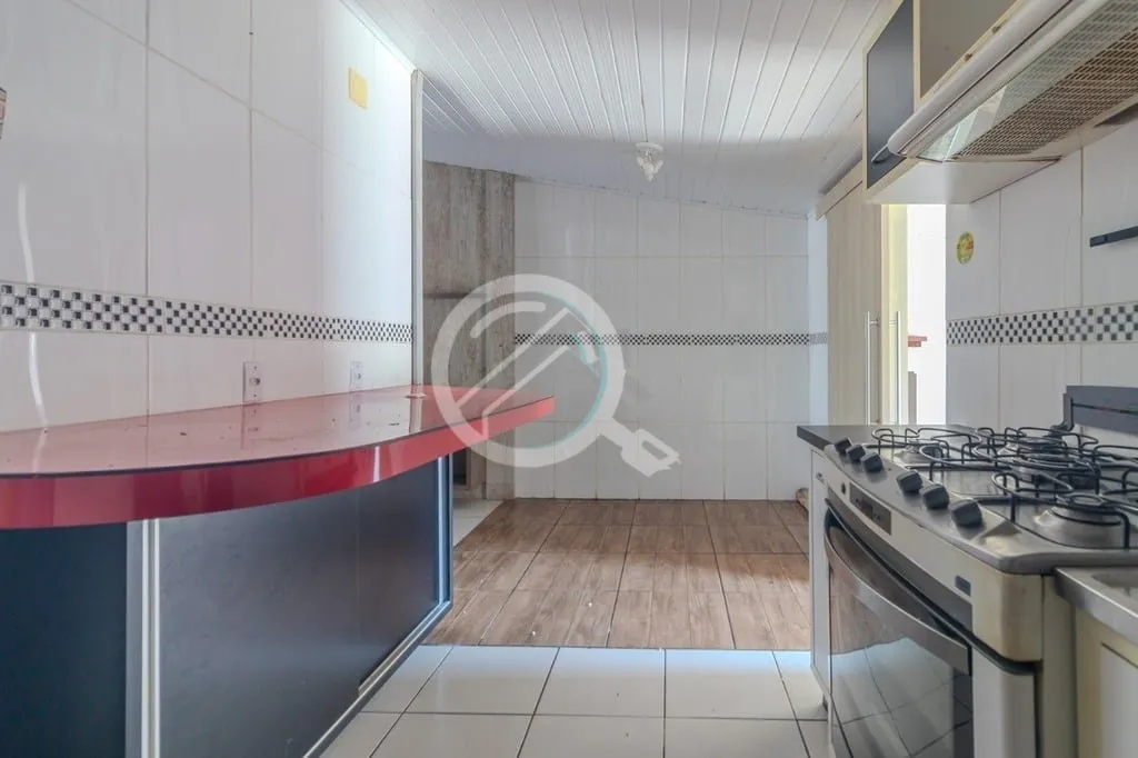 Imagem Sobrado três quartos com uma suíte, living, banheiro social, cozinha e pátio. O sobrado possui ar...