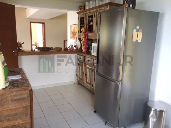 Imagem Venha se encantar com esta deslumbrante casa localizada no exclusivo Condomínio Yacamim, em Ilhabela, que oferece uma vista espetacular para o mar. E