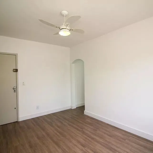 Imagem Apartamento com 2 dormitórios, banheiro auxiliar e 2 vagas cobertas.