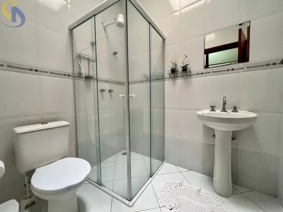 Imagem CASA TÉRREA/ 2 QUARTOS, SENDO 1 SUÍTE/ ÁREA GOURMET - PISCINA/ COND. DÁLIAS