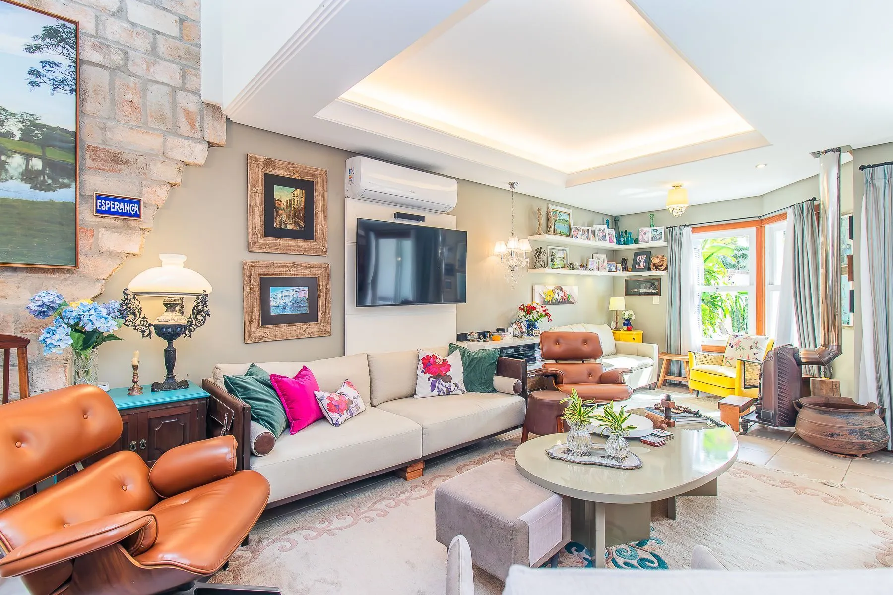Imagem CASA DE 4 DORMITÓRIOS EM CONDOMÍNIO - 320 m² - 4 VAGAS DE GARAGEM