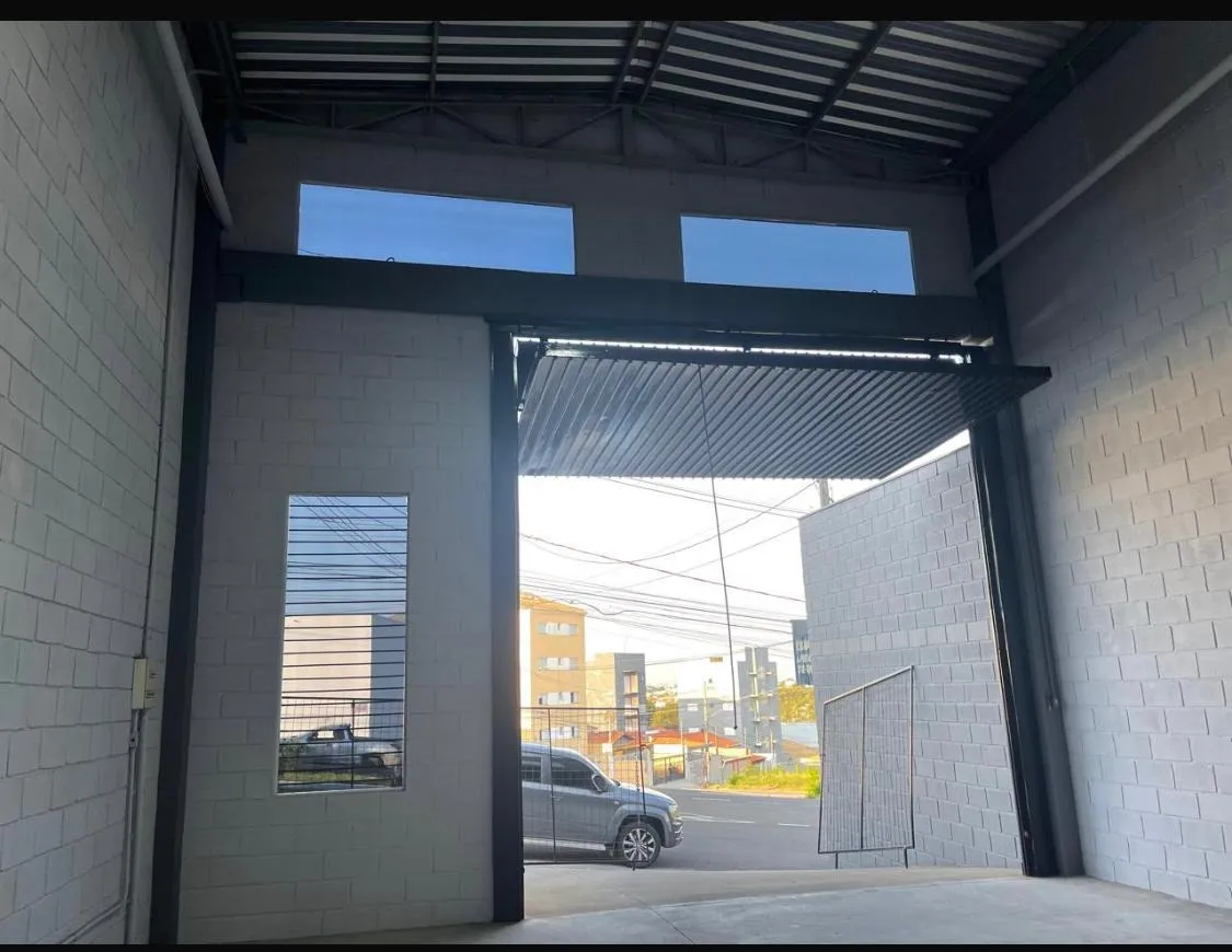 Imagem Galpão para Locação em Sorocaba - 290m² com Mezanino e Estrutura Moderna