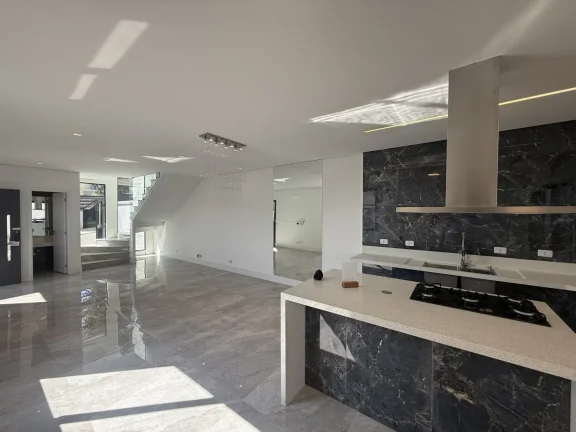 Imagem Casa no Nova Jaguarí com 3 Suítes, Piscina e Hidro-massagem.