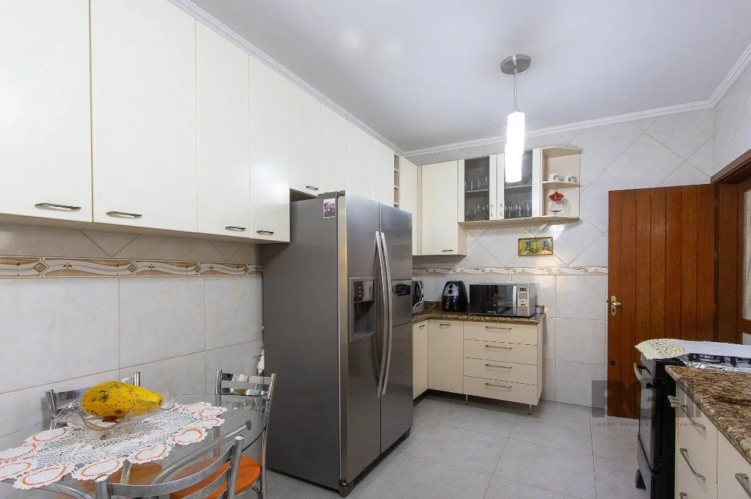 Imagem Casa para Venda com 3 dormitórios, sendo 1 suítes e 2 vagas no bairro Hípica