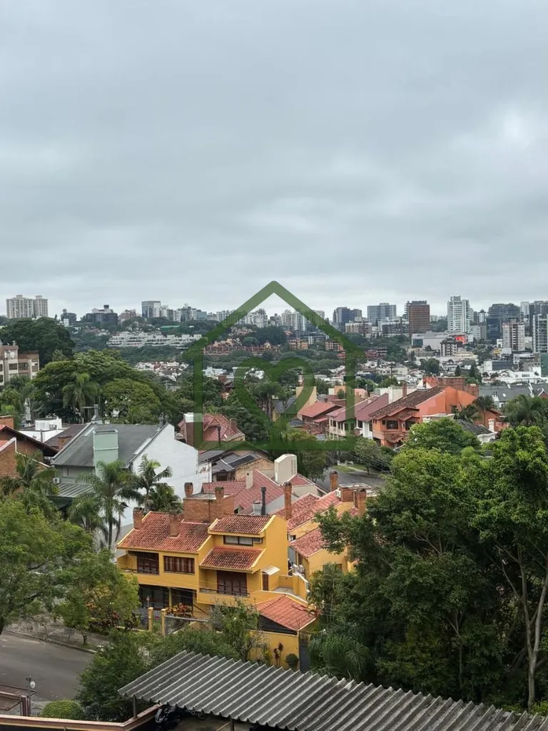Imagem Vendo Apartamento reformado e semi mobiliado com três dormitórios, sendo um suíte, 800 metros do ...