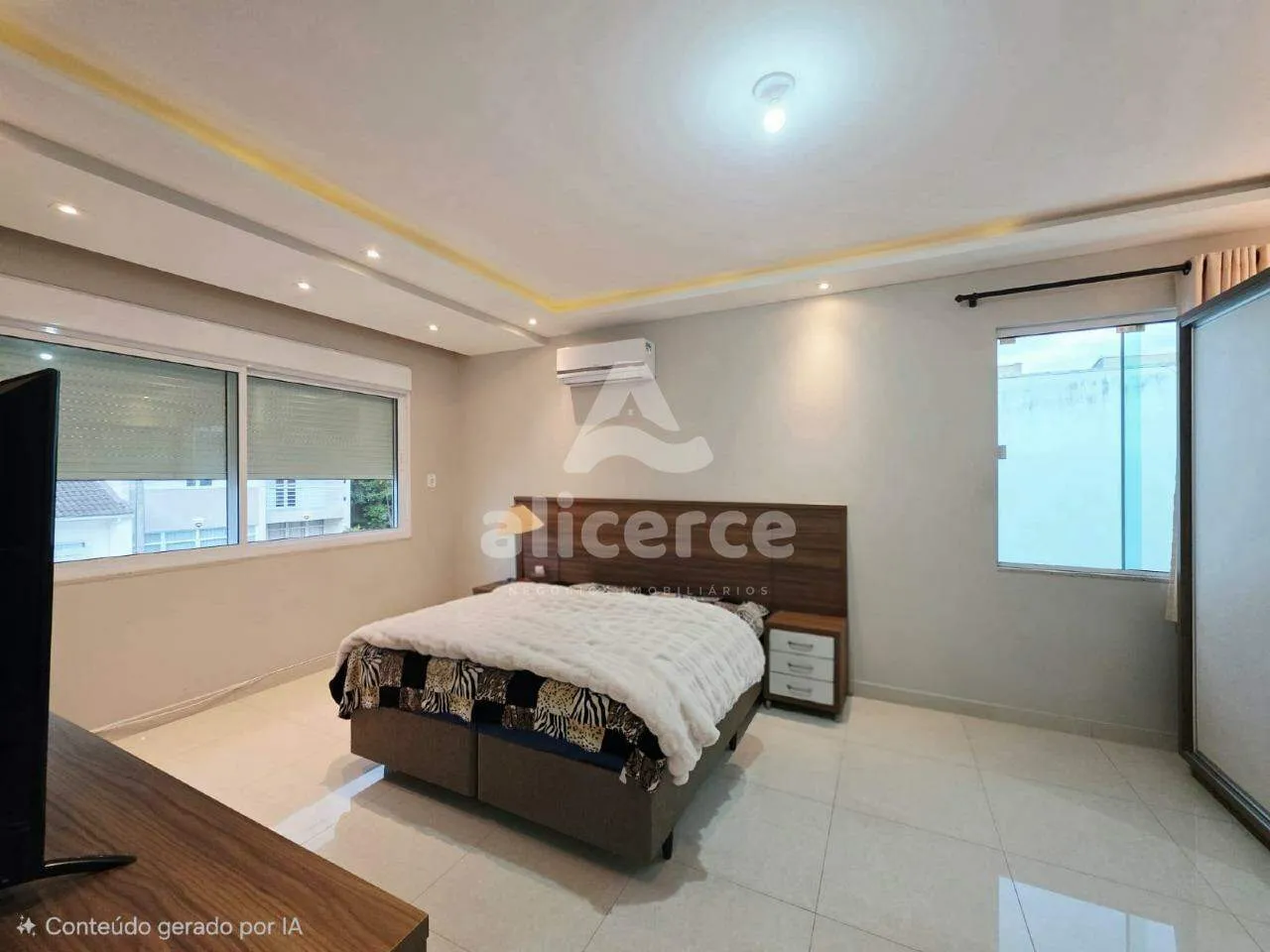Imagem Casa Alto `Padrão a 1 quadra da Beira-Mar Continental | 3 Dormitórios I 4 Vagas de Garagens I Piscina no bairro Estreito - Florianópolis/SC