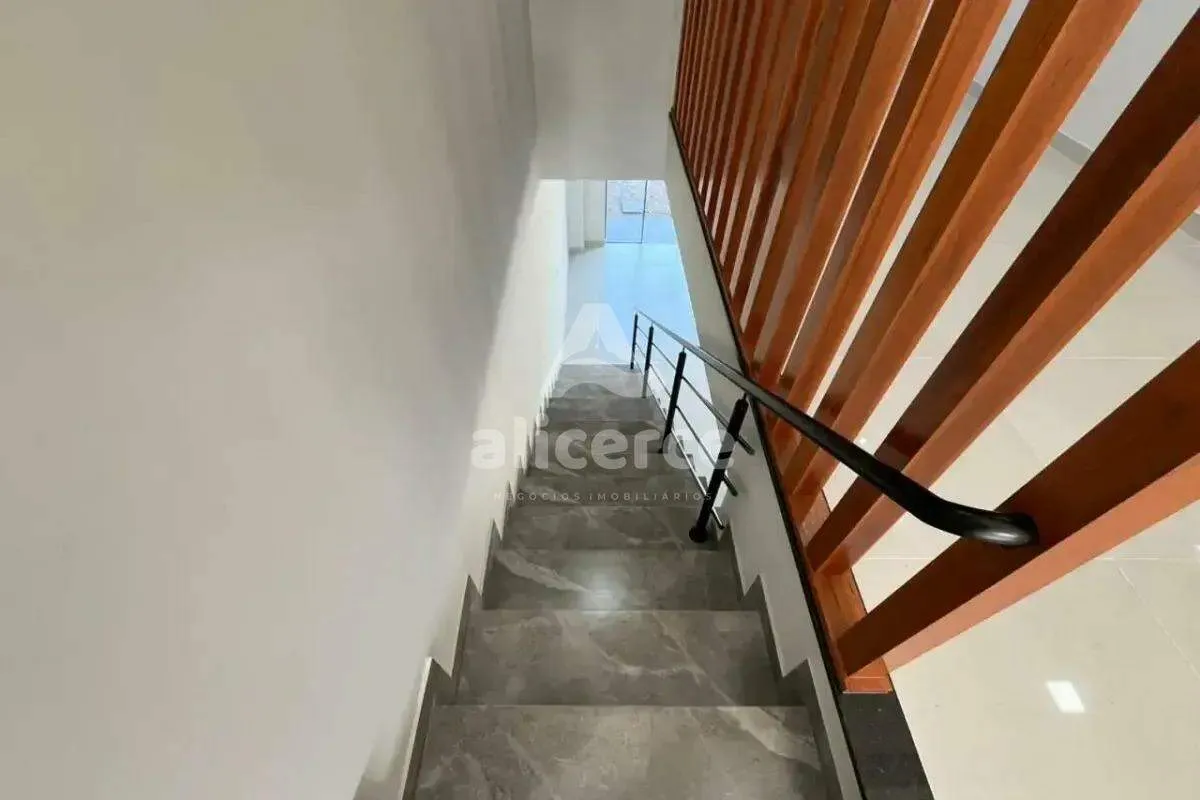 Imagem Casa à venda - 3 Dormitórios I 1 suíte I 180m² I Vaga de garagem - em Potecas, São José/SC