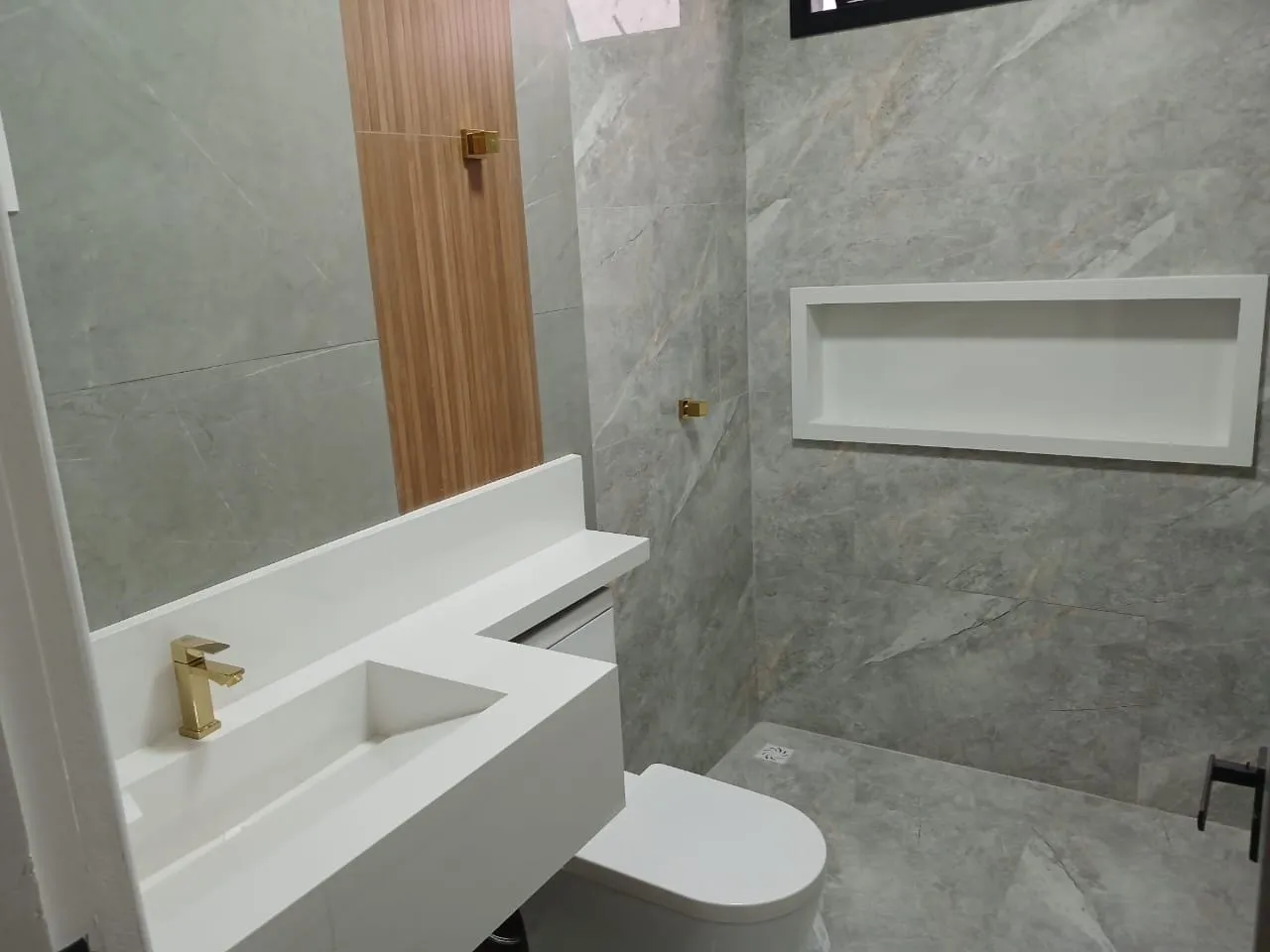 Imagem *Belíssima casa no Condomínio Perolas do Vale 
*3 três quartos Suíte 
*3 banheiro
*S...