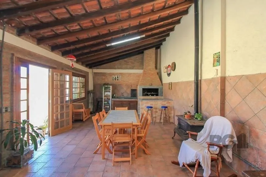 Imagem Casa com 3 Dormitórios no Bairro Tristeza na Zona Sul de Porto Alegre