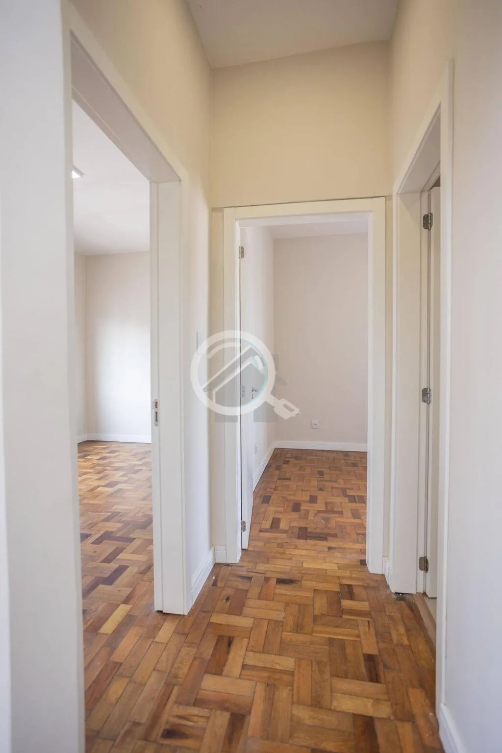 Imagem Apartamento a venda com 2 quartos no bairro Moinhos/Floresta. Desfrute de um ambiente renovado na Av...
