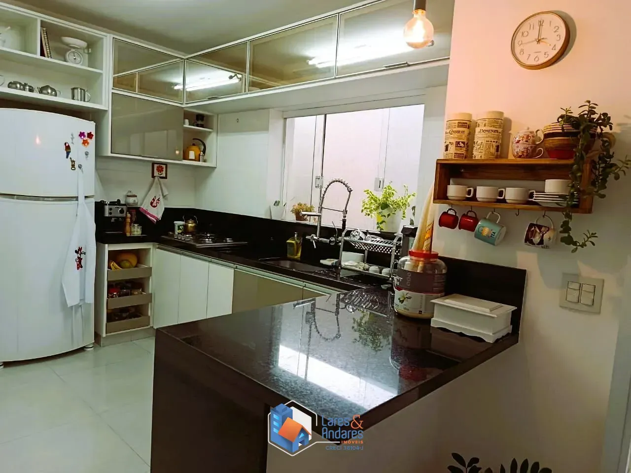Imagem SOBRADO IMPECÁVEL À VENDA COM 250 M², 3 DORMS (1 SUÍTE), COZINHA INTEGRADA COM ÁREA GOURMET, MÓVEIS PLANEJADOS E 2 VGS - VILA PRUDENTE, SÃO PAULO, SP.