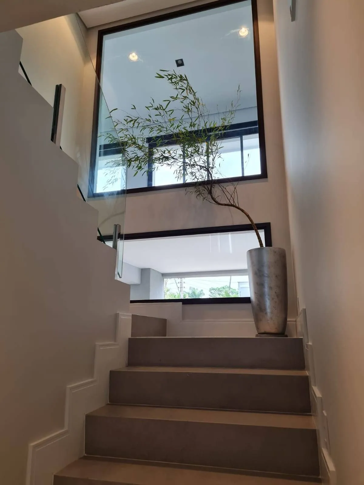 Imagem Casa Sobrado de 400m² de Área Construída Localizada no Alphaville Residencial 2!