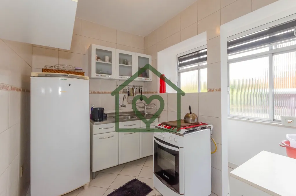 Imagem Apartamento de dois dormitórios no bairro Petrópolis, com sala de estar e jantar integradas e vent...