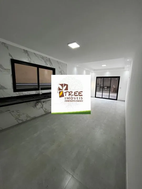 Imagem VENDA DE SOBRADO NO ARUJAMÉRICA, EM ARUJÁ/SP, 150m² com 3 quartos, suíte, sacada, sala ampla, copa, quintal, churrasqueira e 3 vagas. CONSULTE-NOS.
