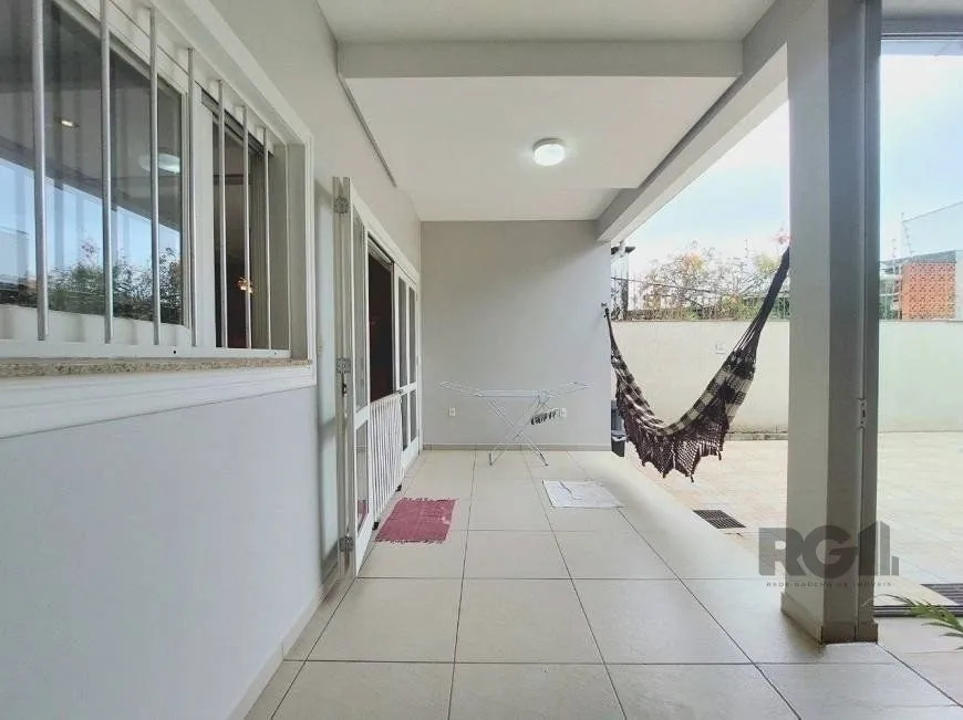 Imagem Excelente casa de 250m² com 3 dormitórios no bairro Sarandi.