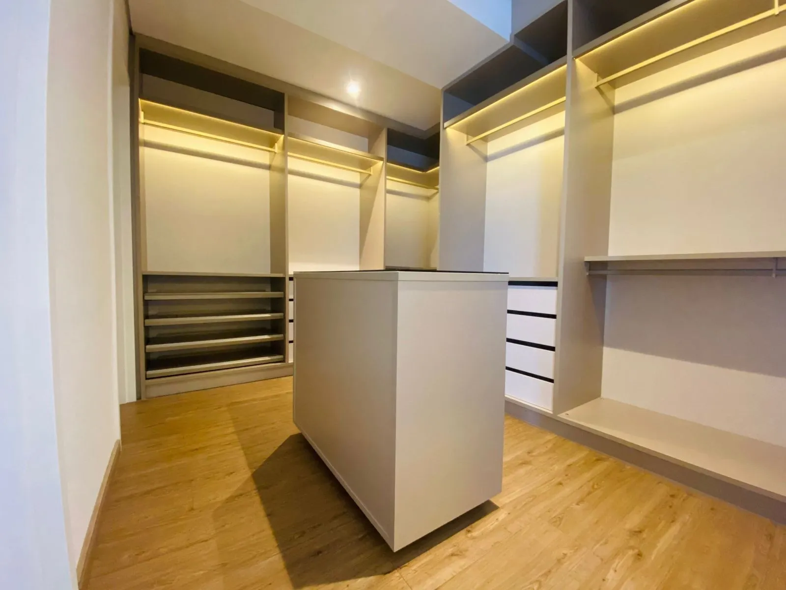 Imagem Apartamento para locação em São Paulo-SP, Green Valley Alphaville: 3 suítes, 2 salas, 4 banheiros, 4 vagas, 228m². Aproveite!