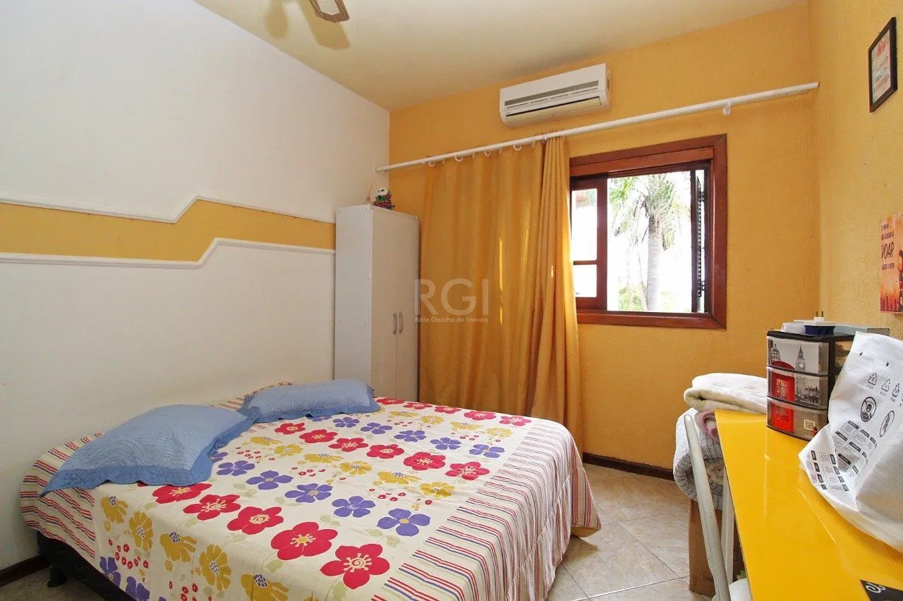 Imagem Casa para Venda - 339m², 3 dormitórios, 2 vagas - Vila Nova, Porto Alegre