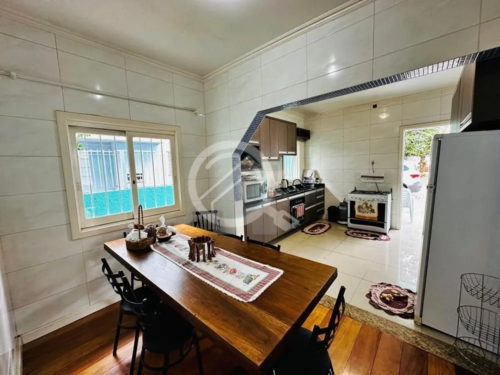 Imagem Casa, 2 pisos, no bairro Floresta, com 4 dormitórios, sala ampla, cozinha, 3 banheiros, lavabo. Vag...