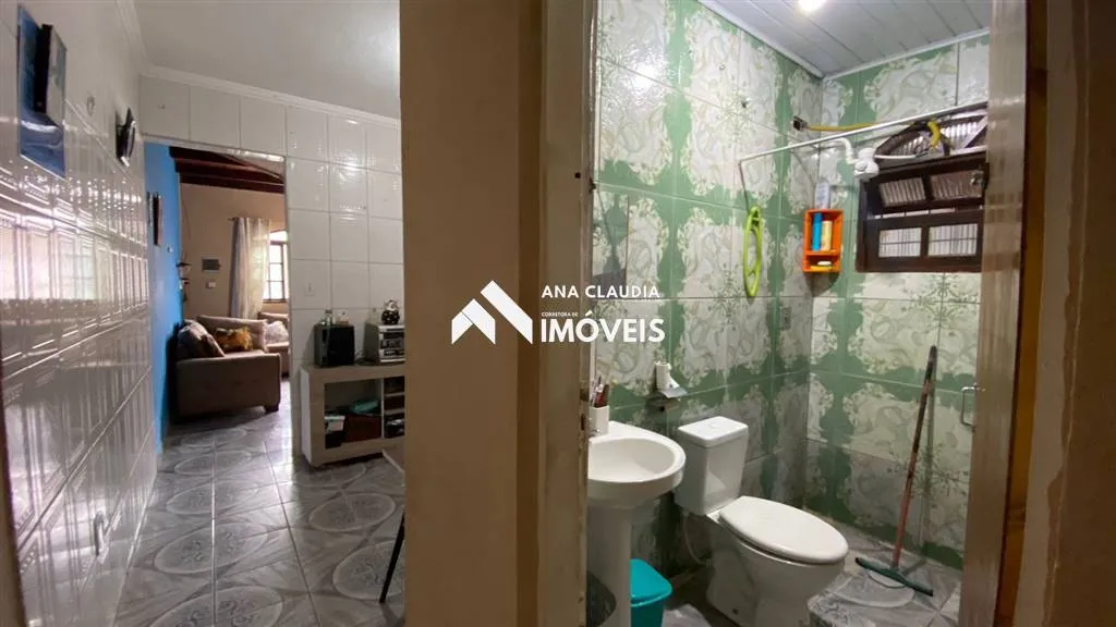 Imagem Casa a venda em Mongaguá litoral de São Paulo, ótima localização próxima a comércios da região casa de praia com jeitinho de interior.