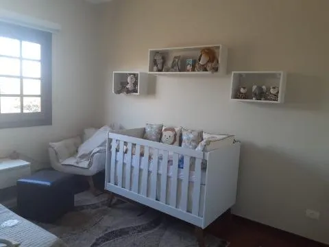Imagem VENDA DE SOBRADO NO CONDOMÍNIO ARUJÁ V, EM ARUJÁ/SP, 264m² com 3 quartos, suíte, churrasqueira, jardim, cozinha americana e 04 vagas. CONSULTE-NOS.