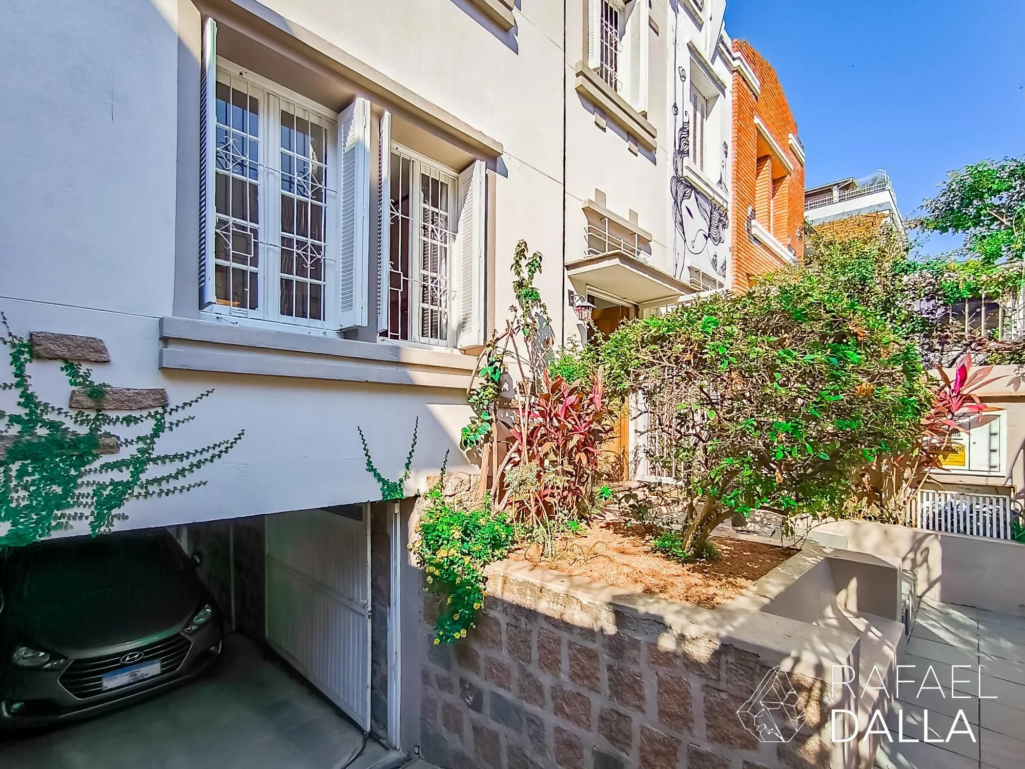 Imagem Casa impecável na Lopo Gonçalves com 4 dormitórios, garagem e pátio amplo