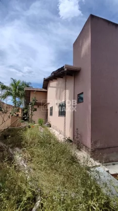 Imagem Casa de condomínio no Jardim Botânico, 4 quartos, 3 suítes, 360m², quintal de 1253m², venda adjudicada.