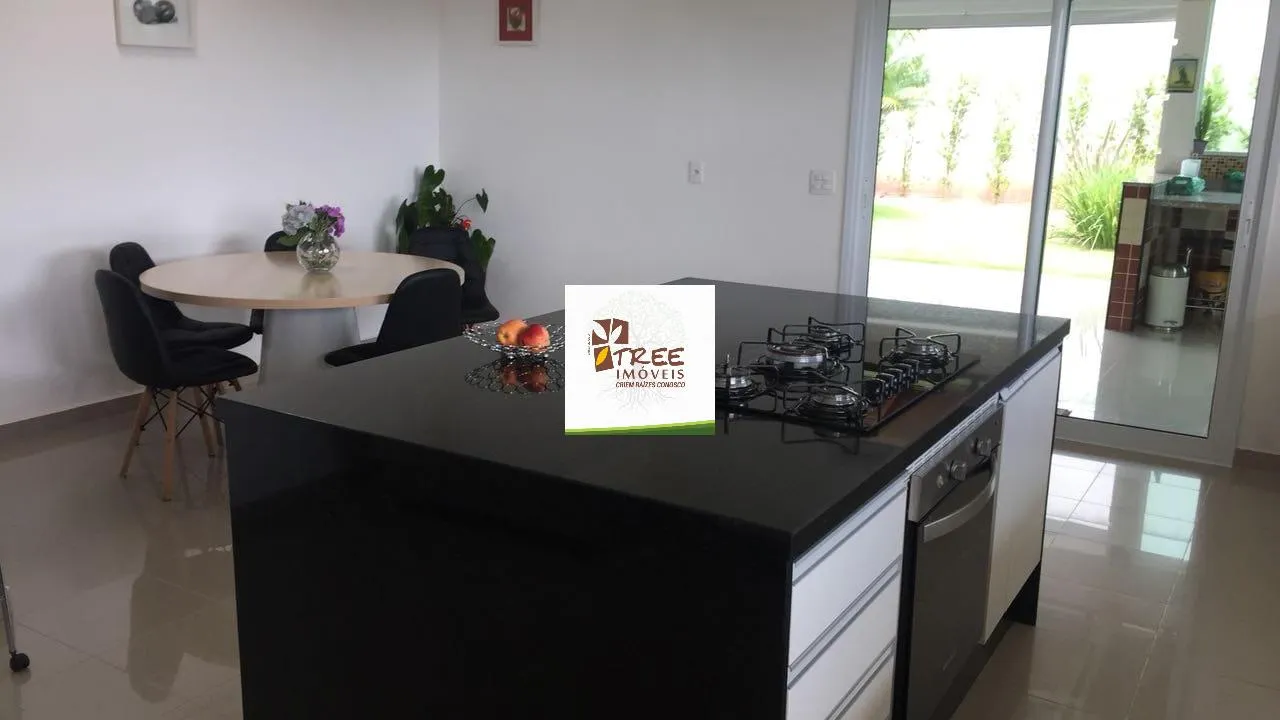 Imagem VENDA DE CASA TÉRREA NO CONDOMÍNIO MONTEREY VILLE, EM MOGI DAS CRUZES, 700m² com 4 quartos, 2 suítes, piscina, churrasqueira e 4 vagas. CONSULTE-NOS.