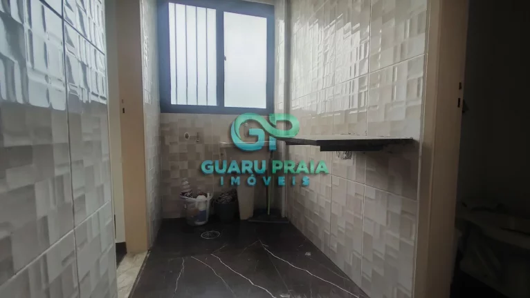 Imagem 3 quartos, sala para 2 ambientes com sacada, reformado, piso em porcelanato, cozinha com armários, banheiro social e de serviço, área de serviço.
