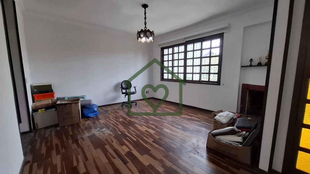 Imagem Casa 3 dormitórios sendo um suíte com sacada e garagem para dois carros. No andar inferior: Living...