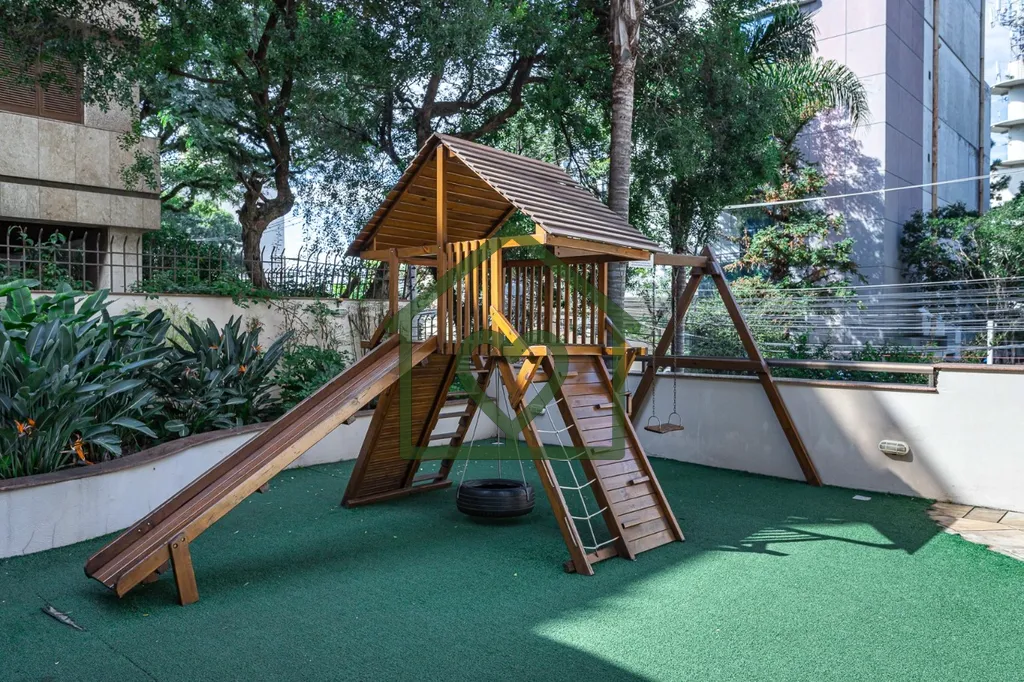 Imagem Apartamento semimobiliado com 132,8 m2 em andar alto, privilegiado por luz natural abundante. A áre...