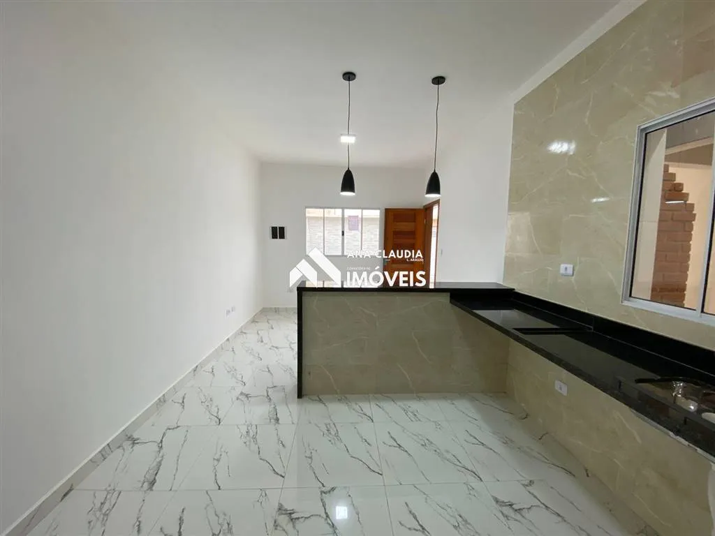 Imagem Casa nova com piscina a venda em Mongaguá a 450 metros da praia, lado serra