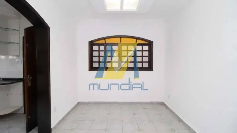 Imagem O imóvel conta com 4 dormitórios, sendo 1 suíte com banheira e sacada.