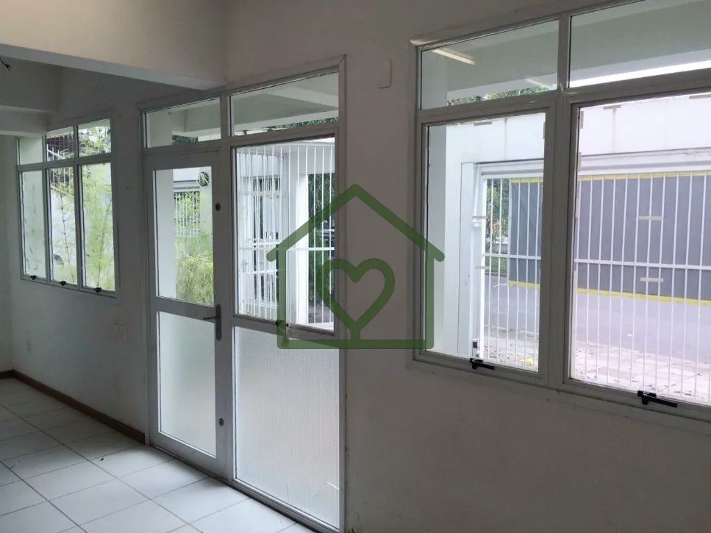 Imagem Casa triplex, residencial e comercial, com 4 dormitórios (todos suíte), 06 salas e 3 vagas de gara...