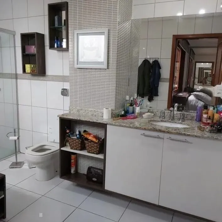 Imagem Sobrado com 3 dormitórios, terraço e espaço gourmet no São Sebastião - POA