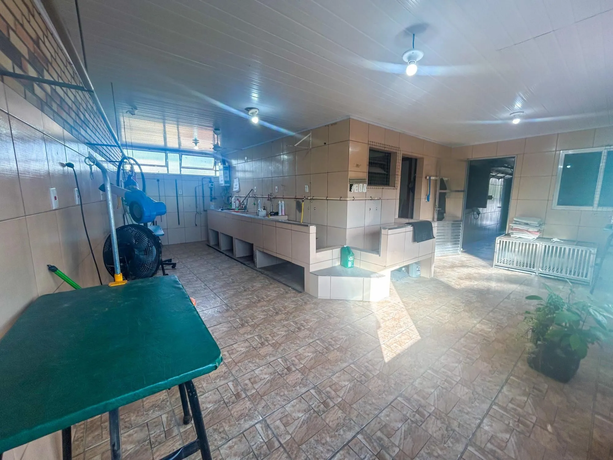 Imagem Ponto Comercial no Bairro Menino Deus.