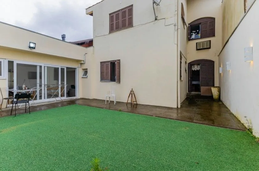 Imagem Casa com pátio e churrasqueira em frente à praça - Jardim Sabará