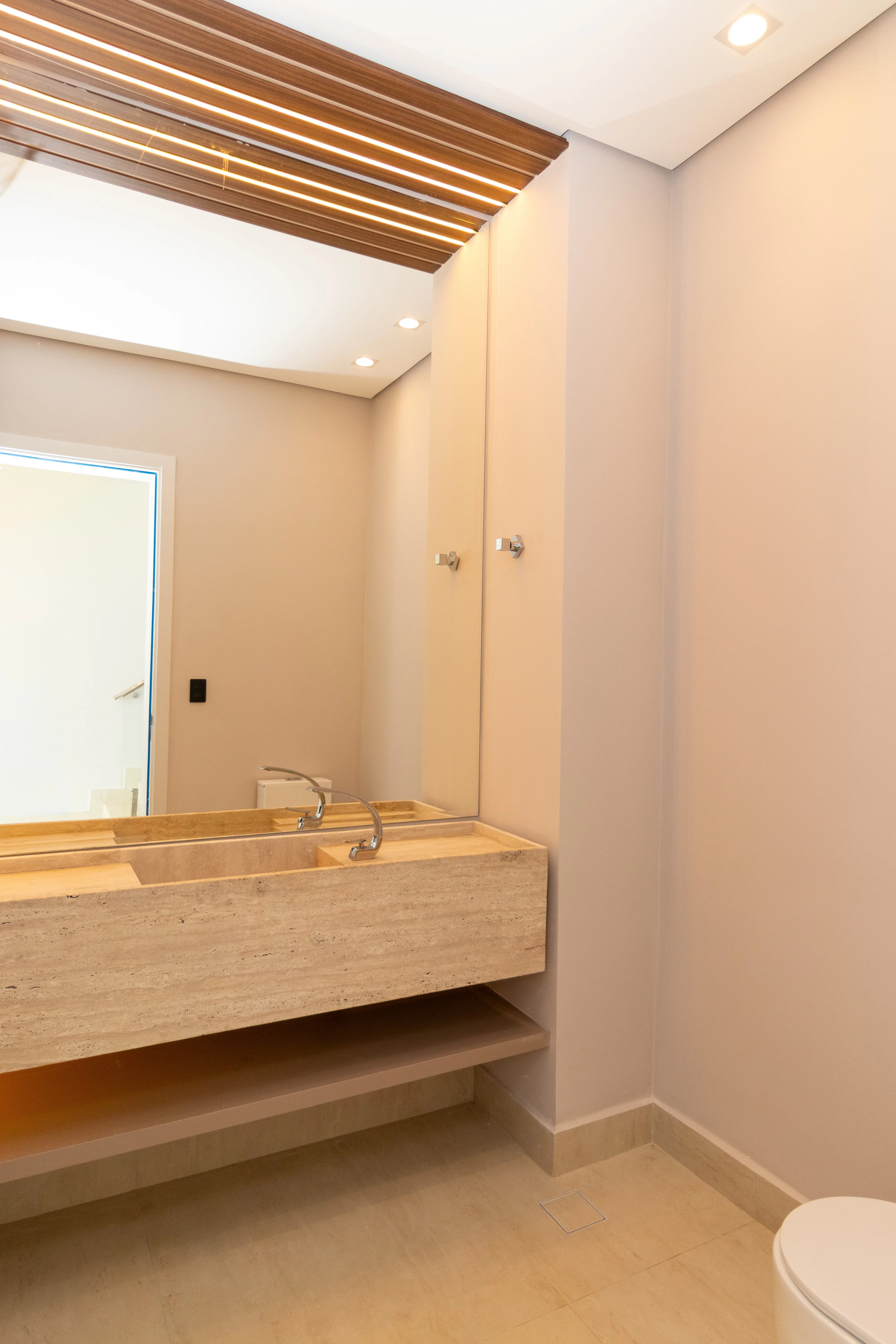 Imagem Condomínio Portofino | Reserva Ituparanga | 6 suítes | 720 m² | Piscina | Elevador | Sauna | Vista para a represa e campo de golfe.